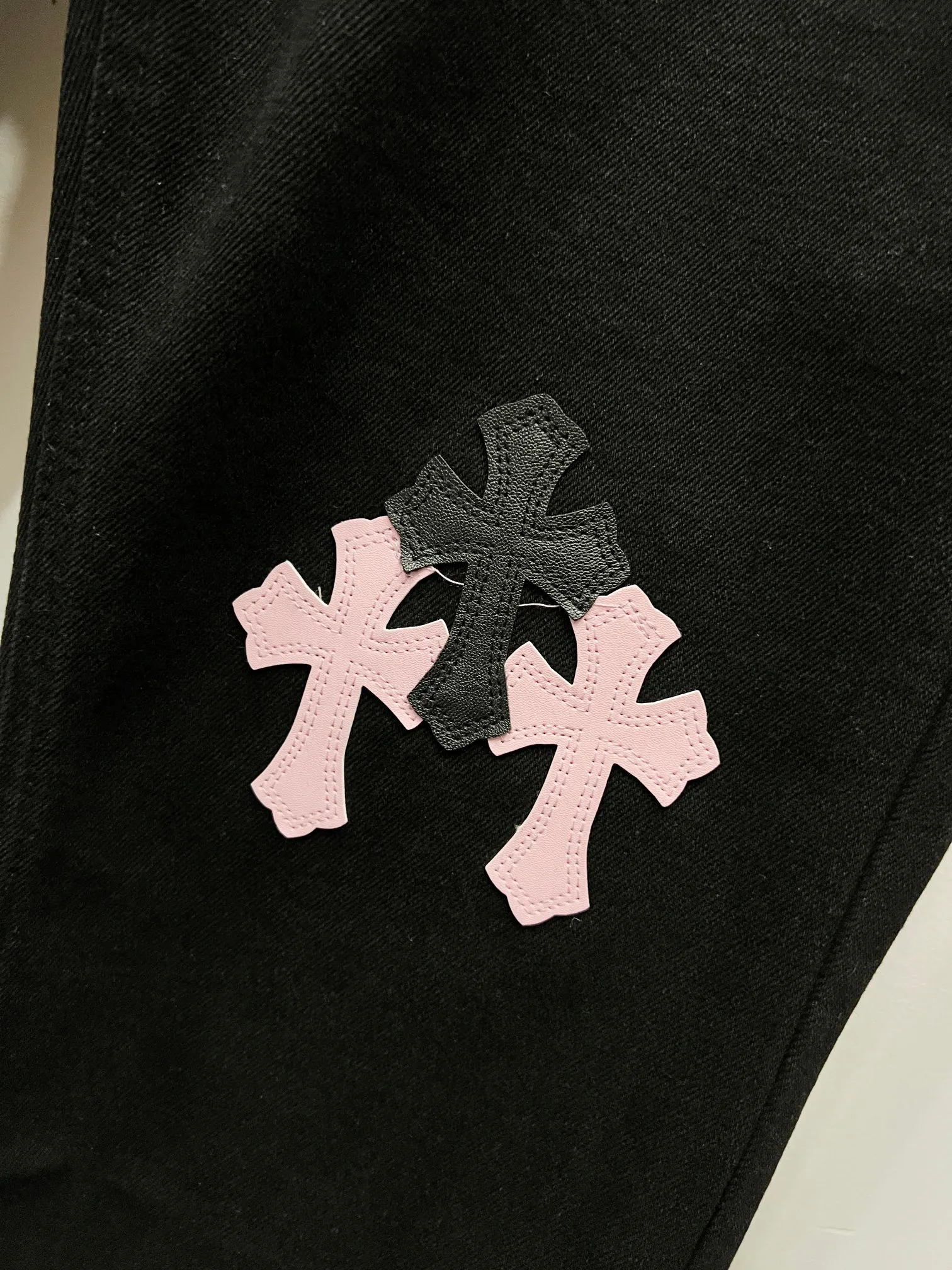 P260 Style number: (K660) Style number: (K550) Chrome Hearts & Chrome Hearts CH city limited series Sanskrit cross patch patchwork leather jeans require finished products to be washed and then disassembled and hand-stitched with sheepskin cross leather and then spliced ​​together to complete the process. The whole process is too complicated to explain. The texture can be seen in the hand, and it looks good. The styles with different washed textures are very friendly to people with thin legs and thick legs. The straight version is very flattering to the leg shape. The moderate length is timeless and can be matched easily and casually. It is the basic styling foundation for various styles and is a must-have in the wardrobe! The fabric is stiff but also makes the upper body soft without losing texture. The washing process is even more perfect. It is a must-have item for everyone! ! ! Washed wheat, hang tag, pants label, three labels are complete, the upper body effect is particularly stiff and stylish, super stylish, same style for men and women - Color: orange and orange Size: 28 30 32 34